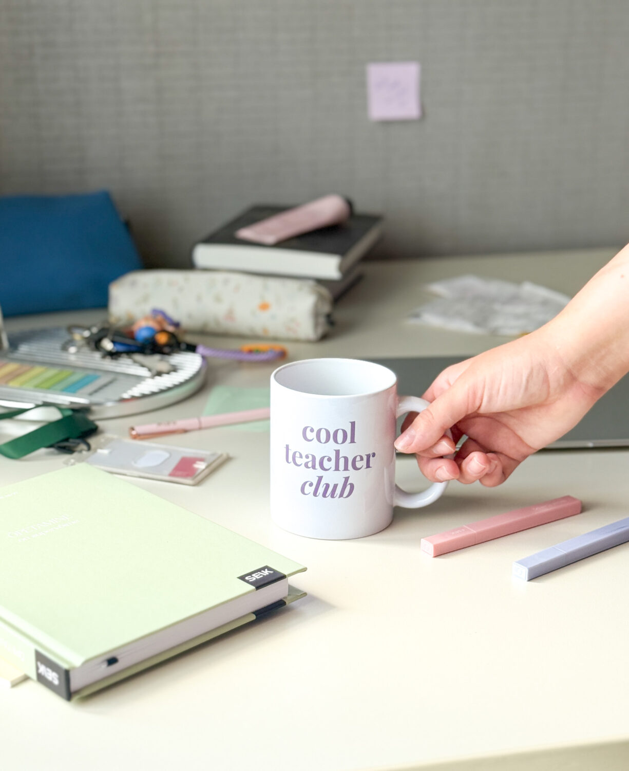 šalica z dizajnom - Cool teacher club - slika 6