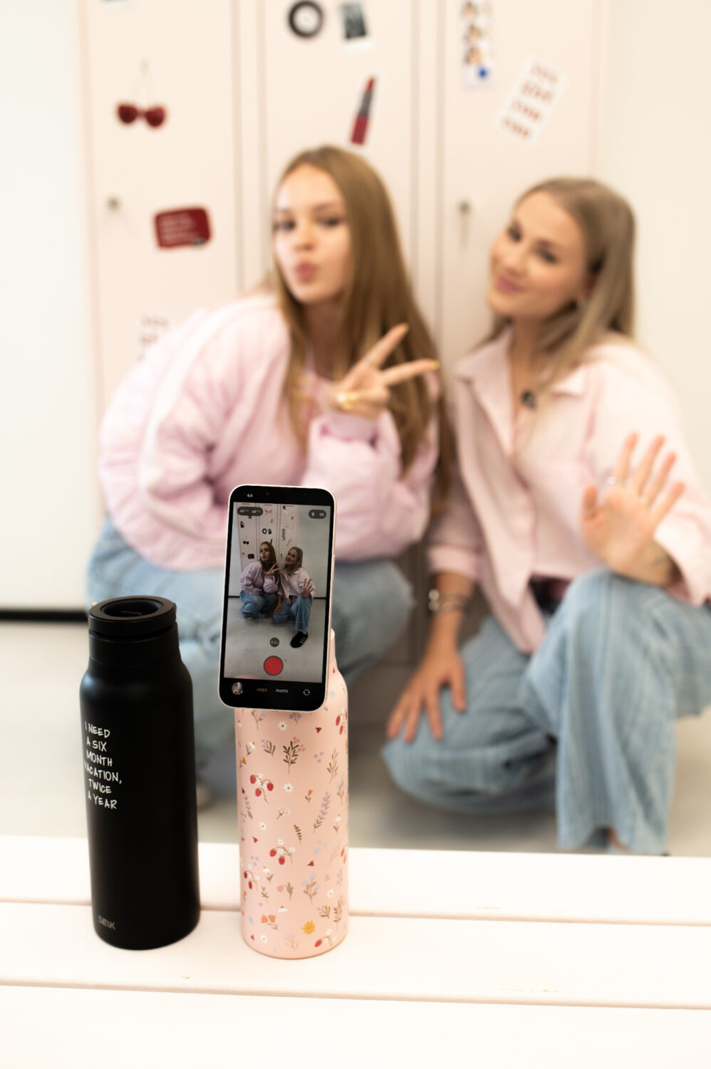 Termo steklenička za vodo 2-v-1 z magnetnim držalom za telefon – Dopust (700 ml) - slika 3